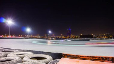 Gece yarış pistinde Dubai.