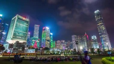 İnsanlar gece Hong Kong  