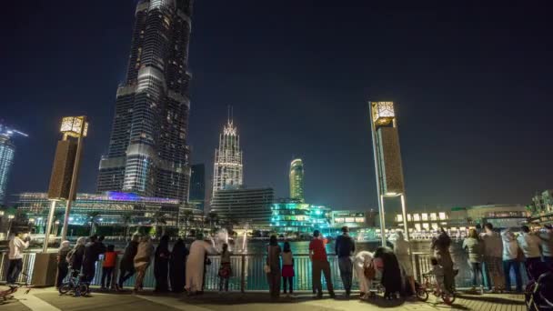Бурдж халифа в Дубае ночью — стоковое видео