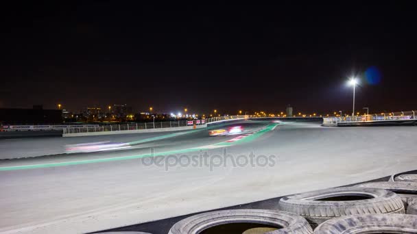 Autodrom v noci v Dubaji. — Stock video
