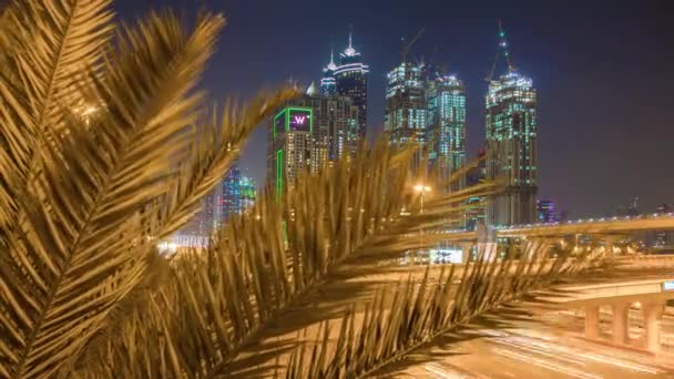 Ночное движение в бухте Дубаи — стоковое видео