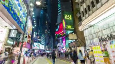 İnsanlar gece Hong Kong  