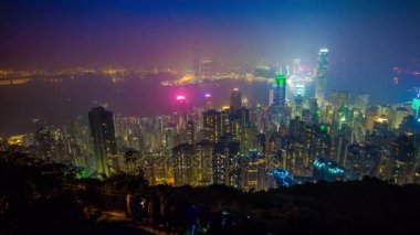 İnsanlar gece Hong Kong  