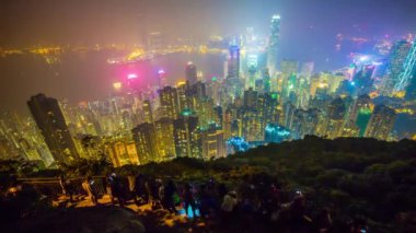 İnsanlar gece Hong Kong  