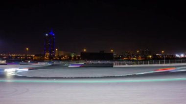 Gece yarış pistinde Dubai.