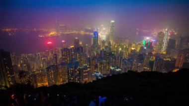 İnsanlar gece Hong Kong  
