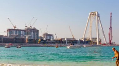  Kırmızı inşaat vinç