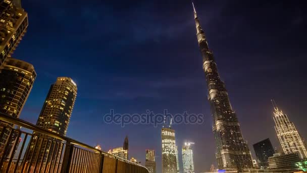 Burj khalifa em Dubai à noite — Vídeo de Stock