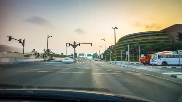 Auto fährt auf Dubais Straßen — Stockvideo