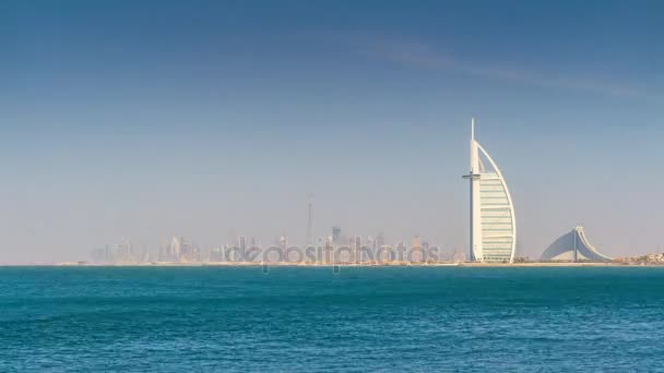 Дубай знаменитый отель с панорамой пляжа — стоковое видео