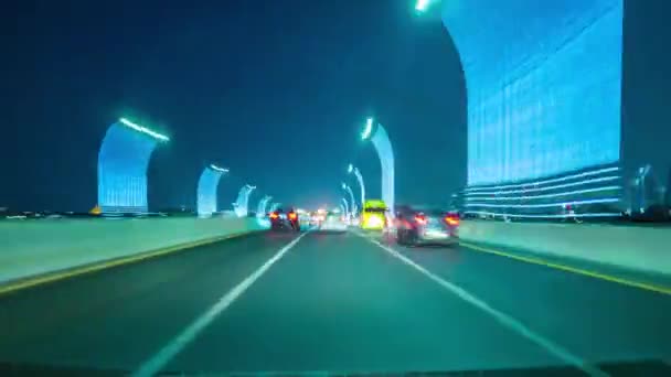 Auto fährt auf Dubais Straßen — Stockvideo