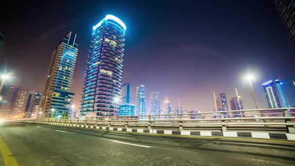 Tráfico nocturno de la bahía de Dubai Marina — Vídeos de Stock