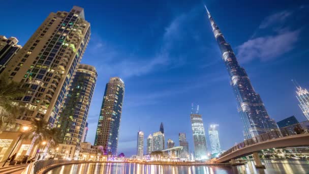 Burj Khalifa στο Ντουμπάι το βράδυ — Αρχείο Βίντεο