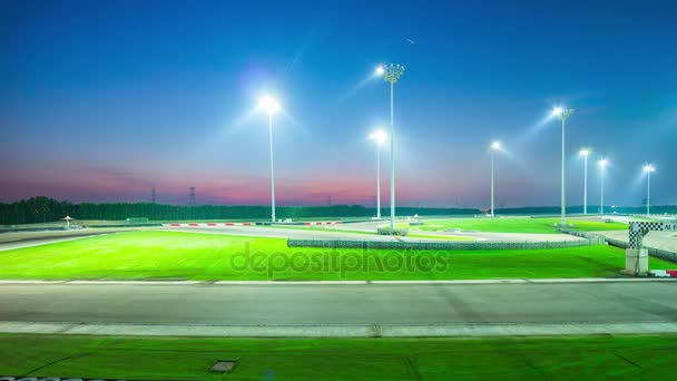 Gece yarış pistinde Dubai. — Stok video