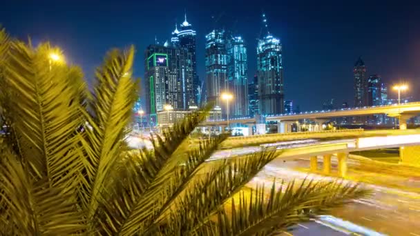Ночное движение в бухте Дубаи — стоковое видео