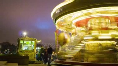 Geceleri ışıklı carousel
