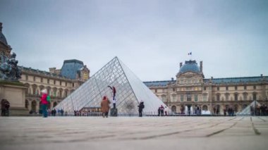 Paris 'teki Louvre Müzesi