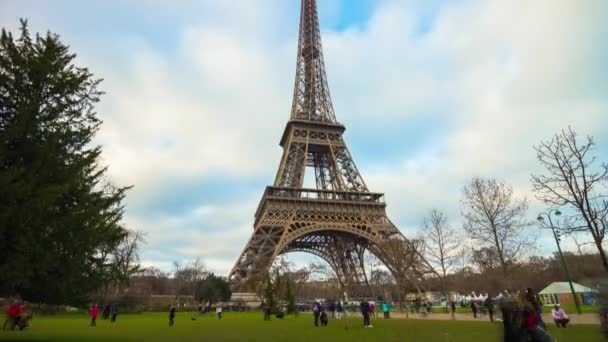 Eiffelturm bei Nacht — Stockvideo