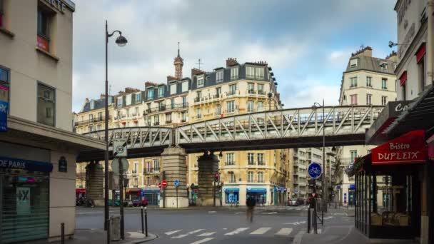 City trafik på Paris gata — Stockvideo
