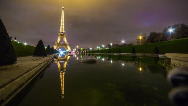 Eiffelova věž v noci — Stock video