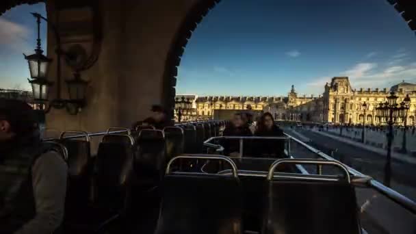 观光巴士游览巴黎街 — 图库视频影像
