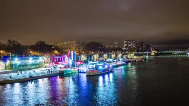 夜パリのセーヌ川 — ストック動画