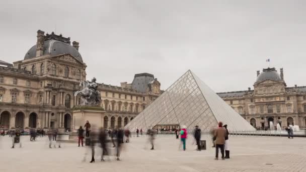 Louvren museum i Paris — Stockvideo