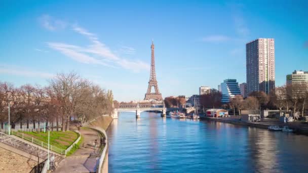 Torre Eiffel por la noche — Vídeo de stock