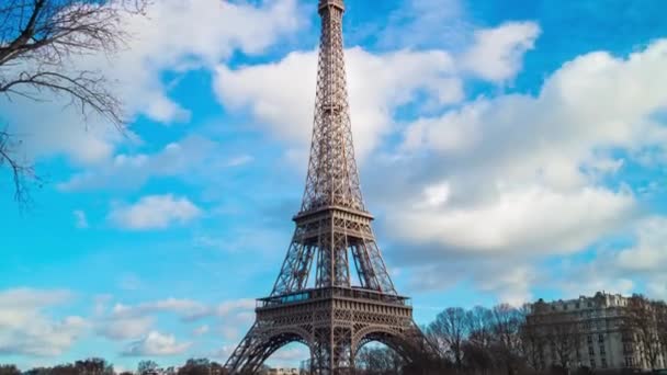 Turistas en la Torre Eiffel — Vídeos de Stock