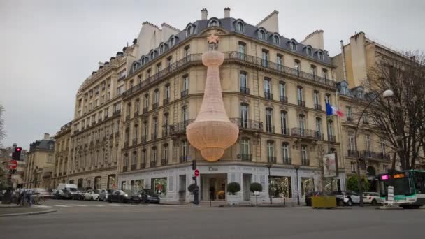 Tráfico urbano en la calle Paris — Vídeos de Stock