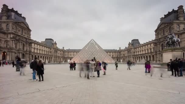 Louvren museum i Paris — Stockvideo