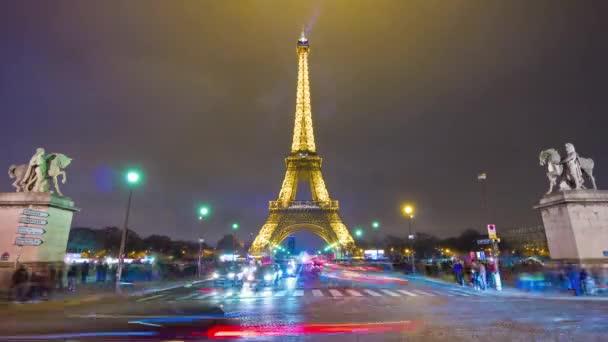 Torre Eiffel por la noche — Vídeos de Stock