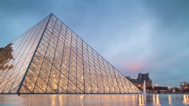 Museo del Louvre en París — Vídeo de stock
