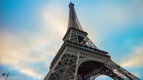 Turistas na Torre Eiffel — Vídeo de Stock