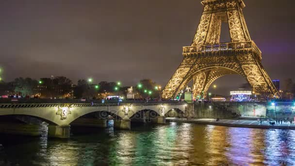 Eiffeltornet på natten — Stockvideo