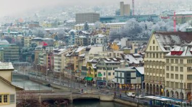 Zürih'in merkezinde Limmat Nehri 