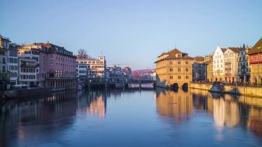 Zürih'in merkezinde Limmat Nehri 
