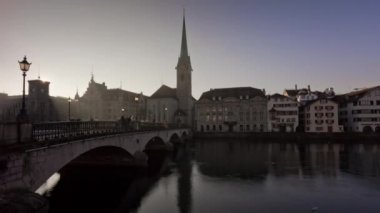 Zürih'te sokak trafik 