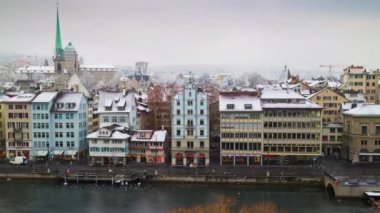 Zürih'in merkezinde Limmat Nehri 