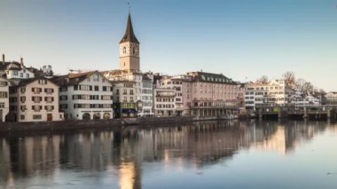 Zürih'in merkezinde Limmat Nehri 