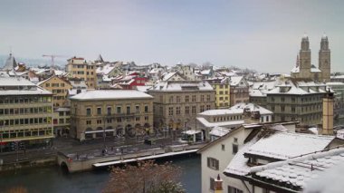 Zürih'in merkezinde Limmat Nehri 