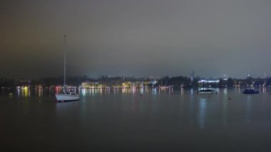 gece Zürih Gölü kıyı şeridi