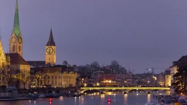Akşam Zürih'in merkezinde Limmat Nehri