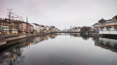 Zürih'in merkezinde Limmat Nehri 