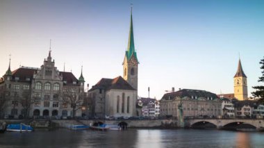 Zürih'in merkezinde Limmat Nehri 