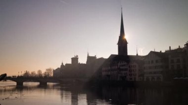 Zürih'in merkezinde Limmat Nehri 