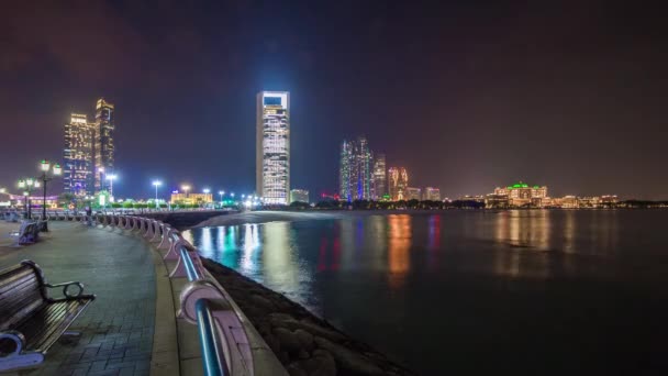 Natt trafik på gatan i Abu Dhabi — Stockvideo