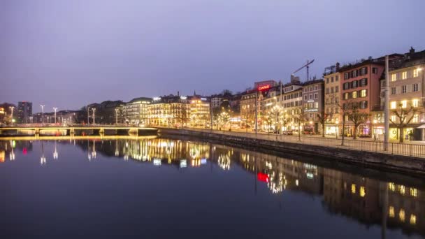 Flusslimmat im Zentrum von Zürich am Abend — Stockvideo