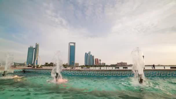 Abu dhabi bahía fuente panorama — Vídeo de stock