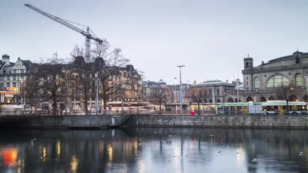 Rivier Limmat in centrum van Zürich — Stockvideo